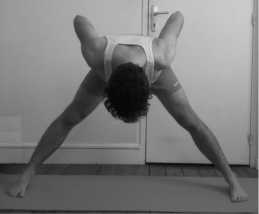 confiance en soi avec Prasaritha padothanasana B. Posture réalisée par Dorian de Yoga efficace 