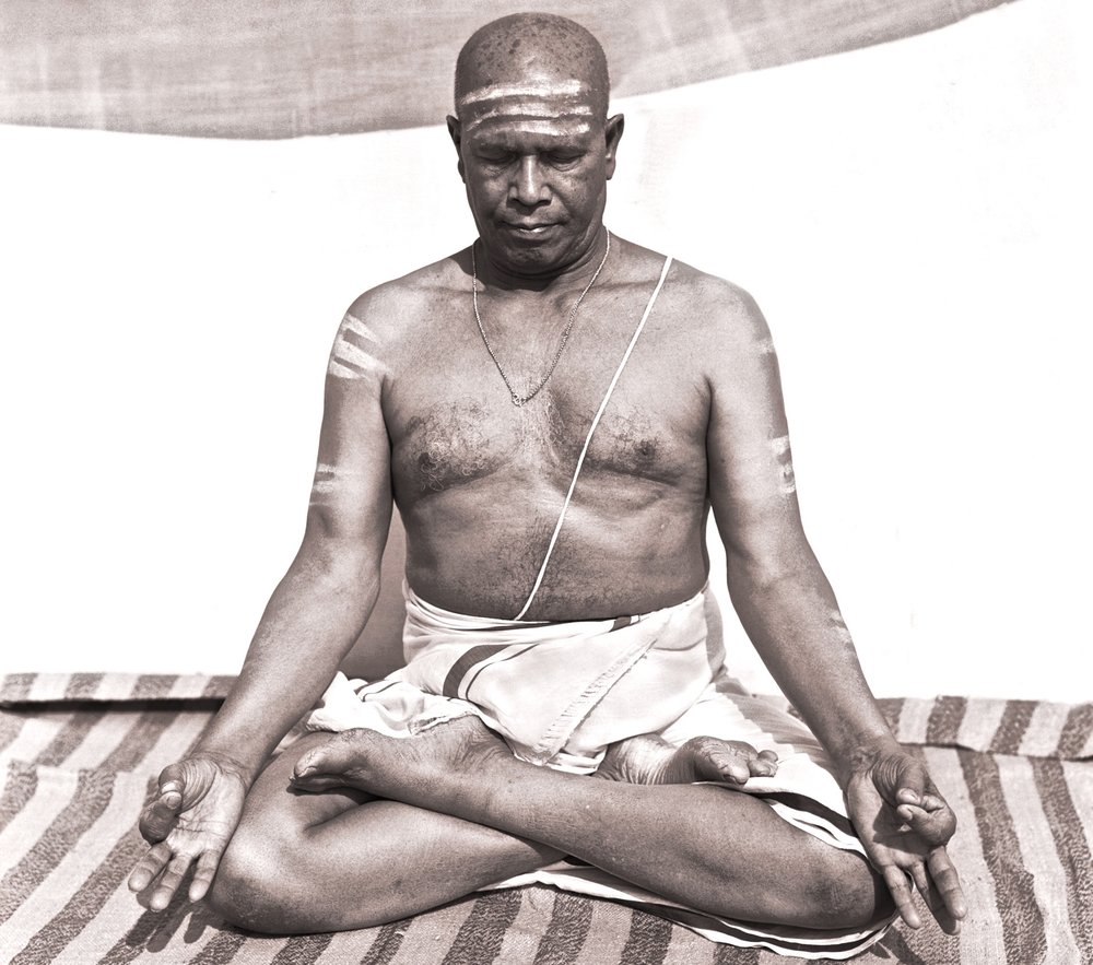 Blog Yoga français : Sri K.Pattabhi Jois pratiquant pranayama assis dans la position du lotus