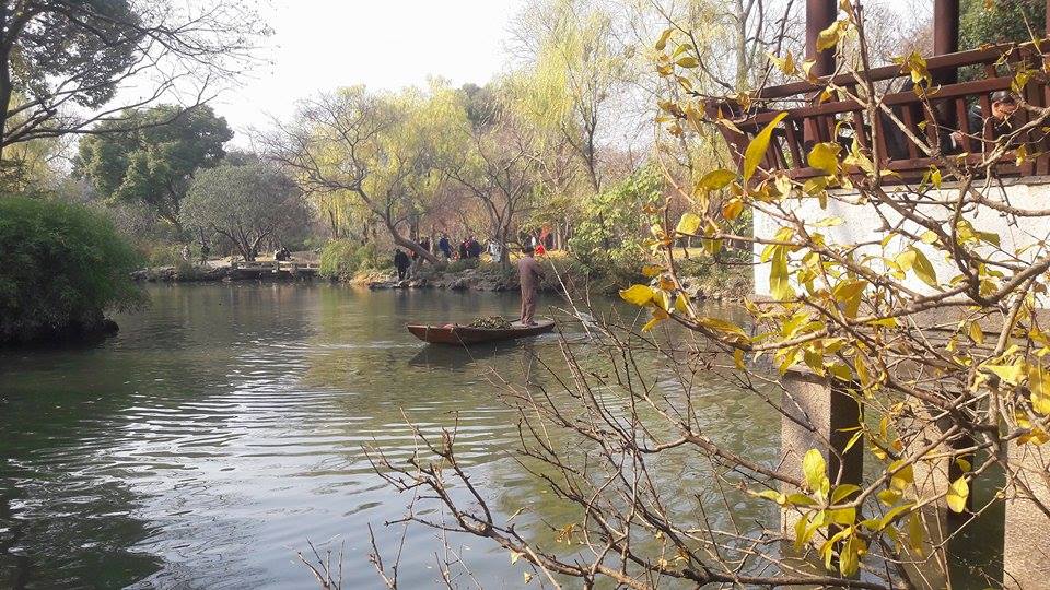 eau calme avec une barque hors du temps. C'est un Jardin de Suzhou en Chine ou l'atmosphère est détendu. Il est facile de s'y endormir