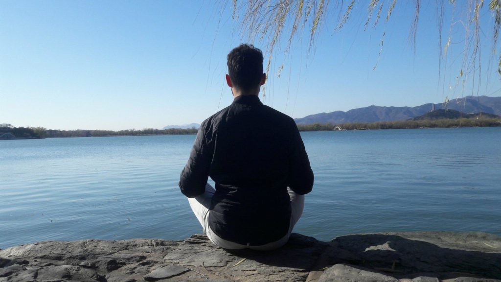 méditation de 10 minutes au palais d'été de Pékin en Chine. Lac très calme, ciel bleu et montagne en fond. Aussi les feuille de l'arbre sont marrons à mesure que s'approche l'automne