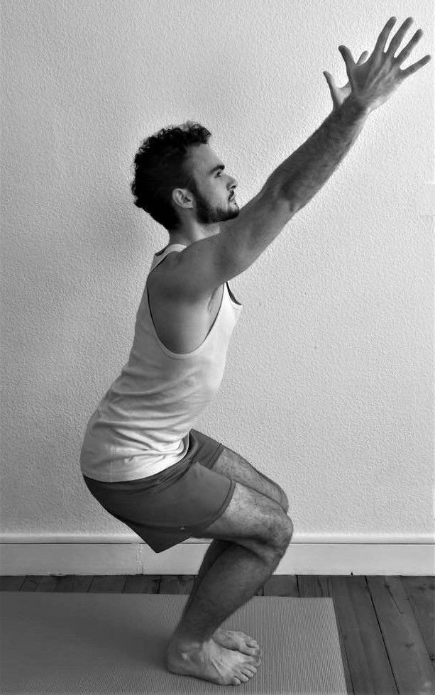 confiance en soi avec utkatasana réalisée par Dorian de Yoga efficace