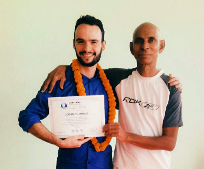 Dorian de yoga efficace et Vijay l'enseignant de Dorian en Yoga Ashtanga